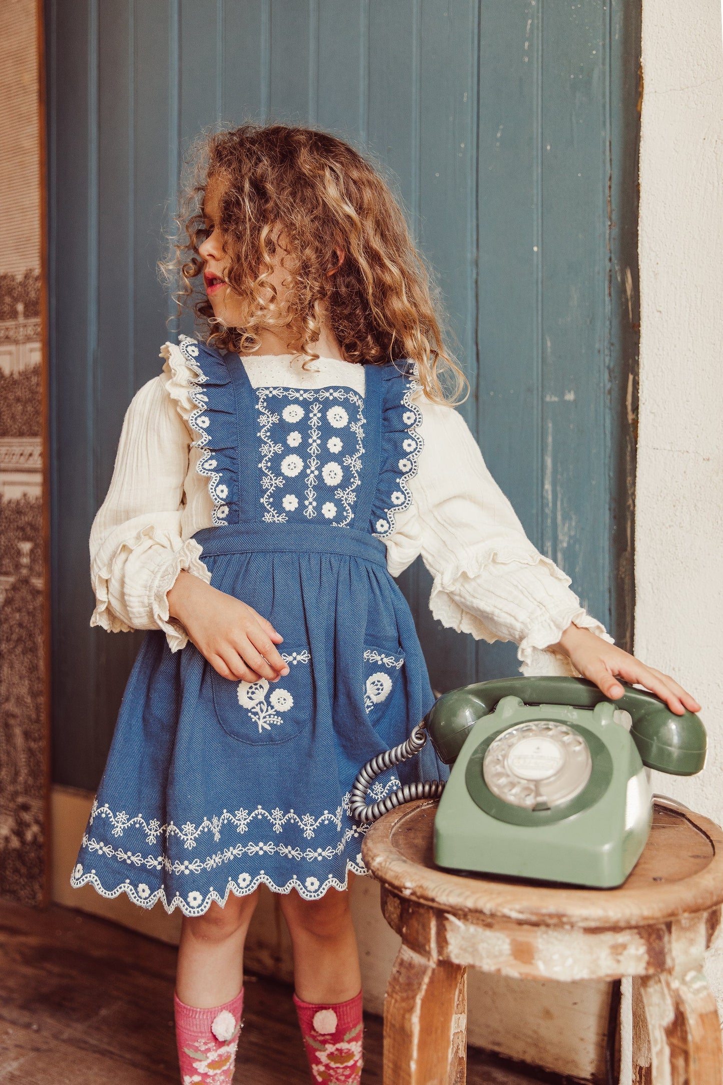 女童蓝色刺绣短裙