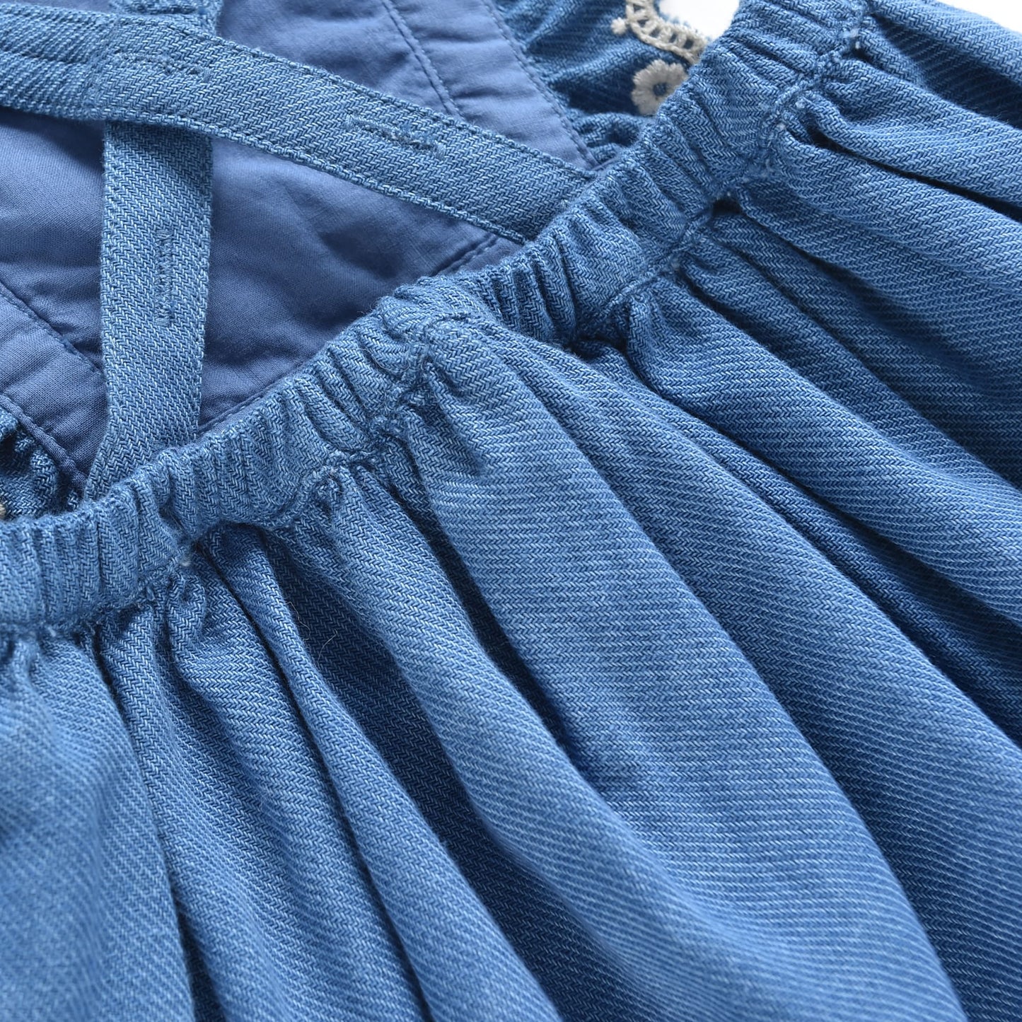 女童蓝色刺绣短裙