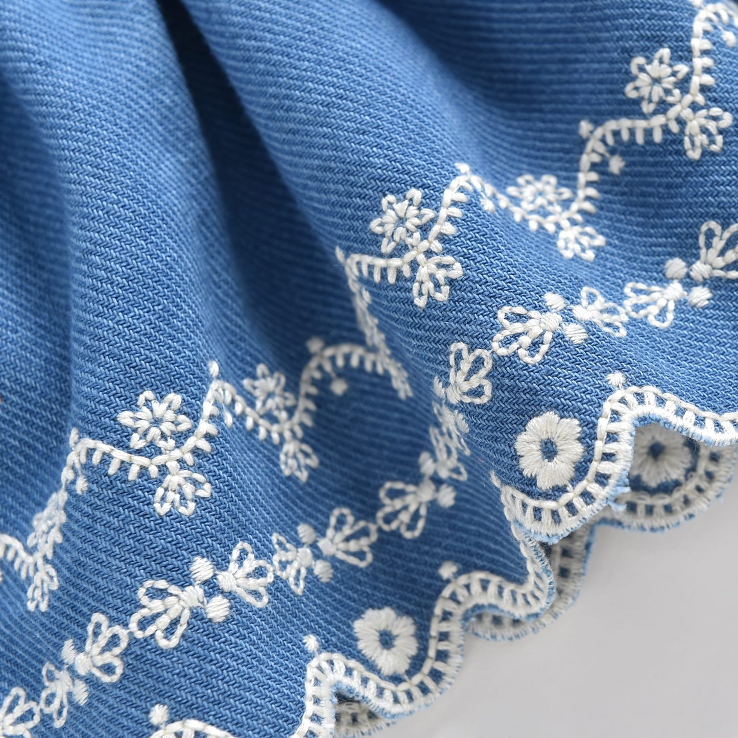 女童蓝色刺绣短裙