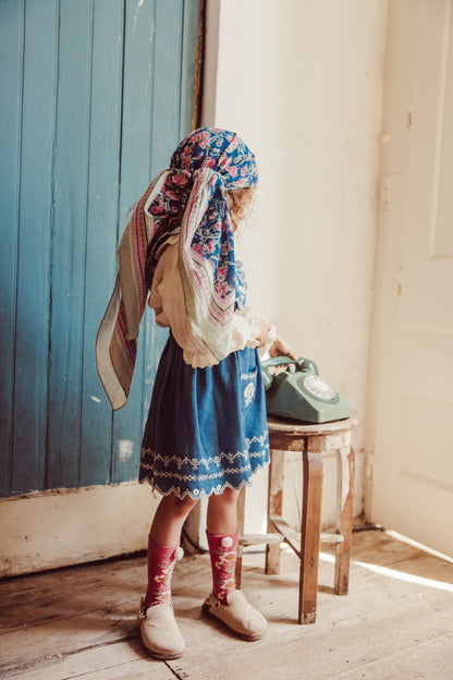 女童蓝色刺绣短裙