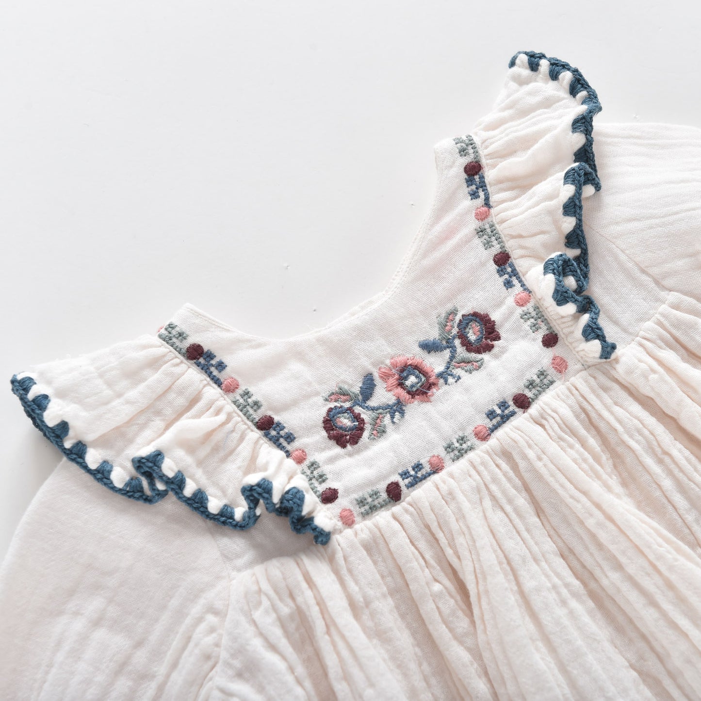 女童白色刺绣棉衬衫