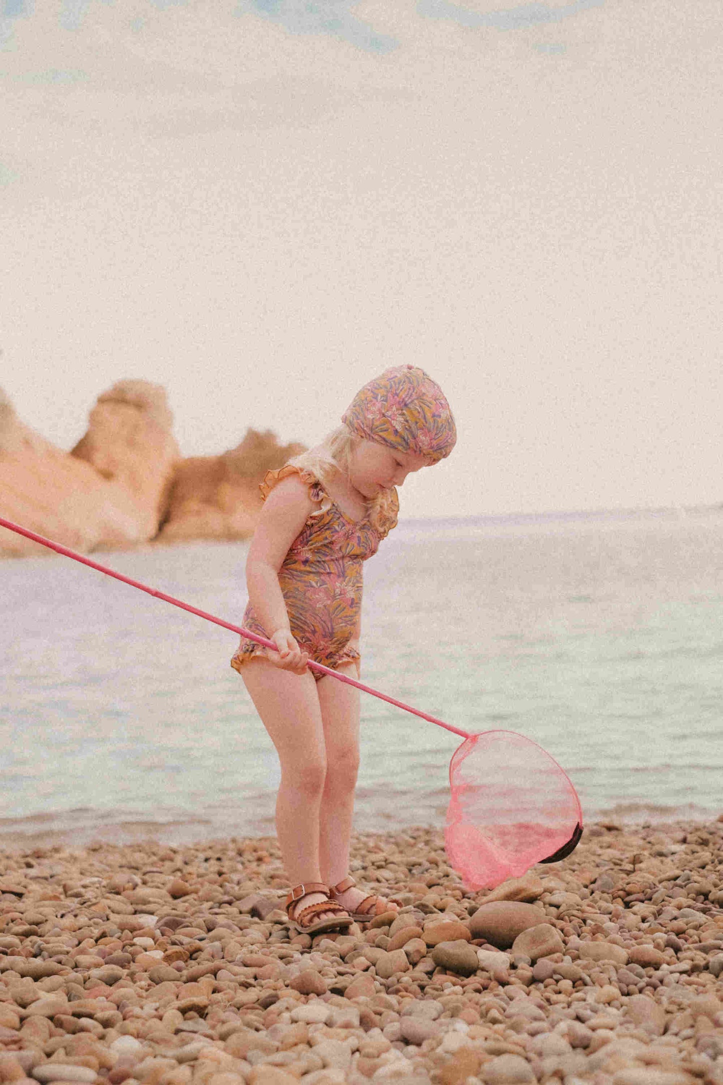 女童棕色花朵印花泳装