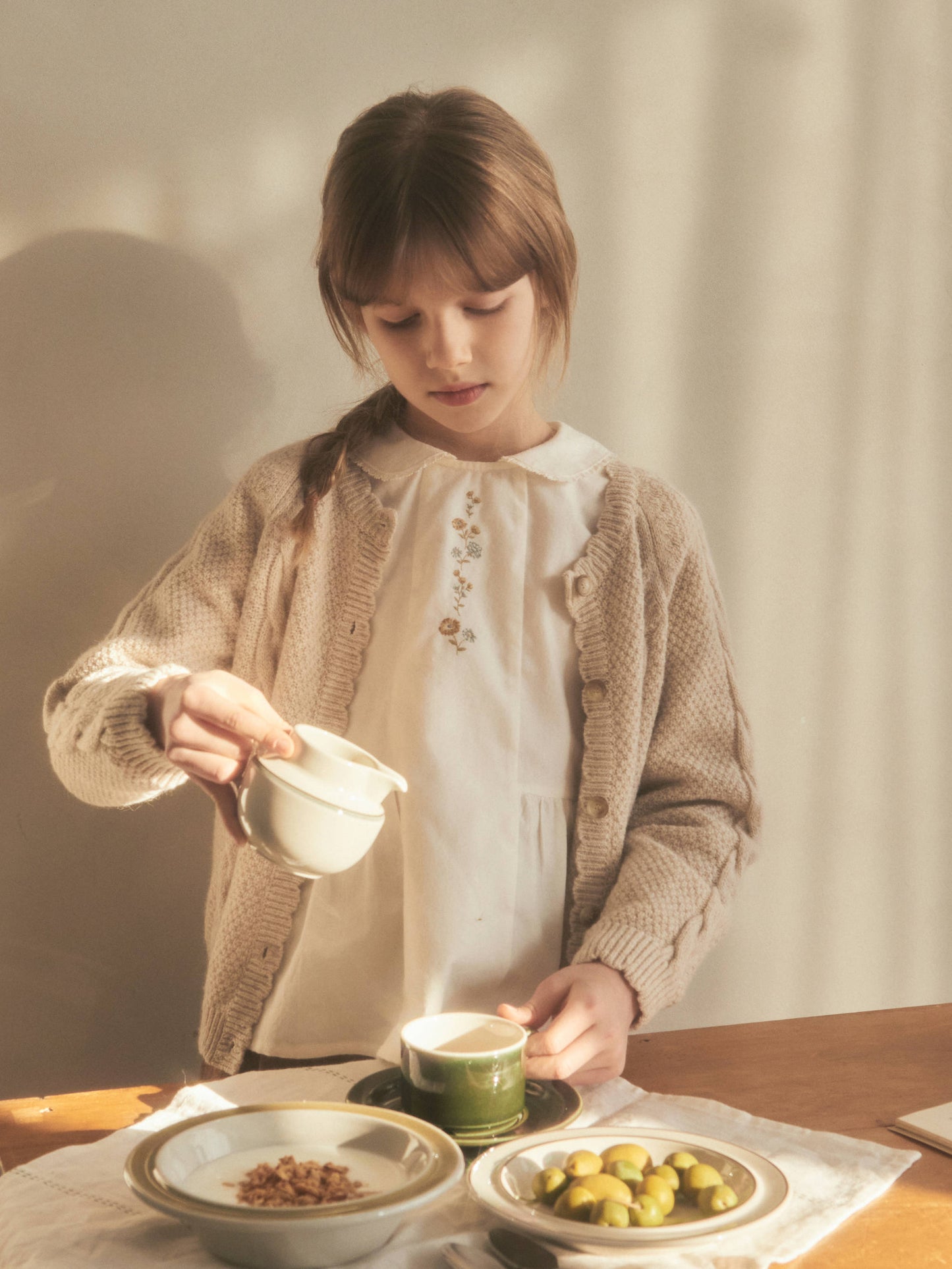 女童白色刺绣棉衬衫