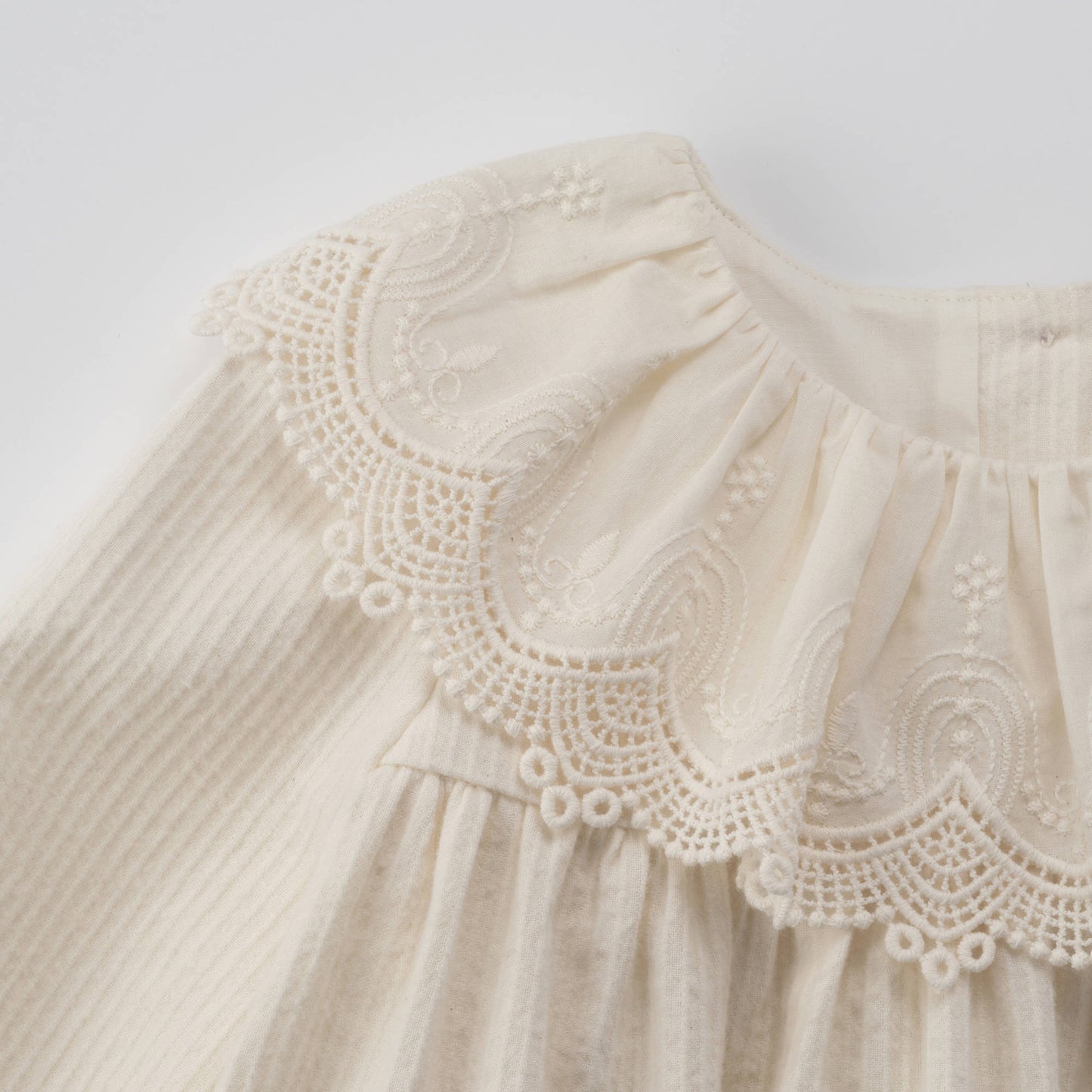 女童白色蕾丝领棉连衣裙