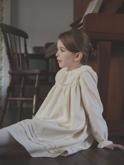 女童白色蕾丝领棉连衣裙