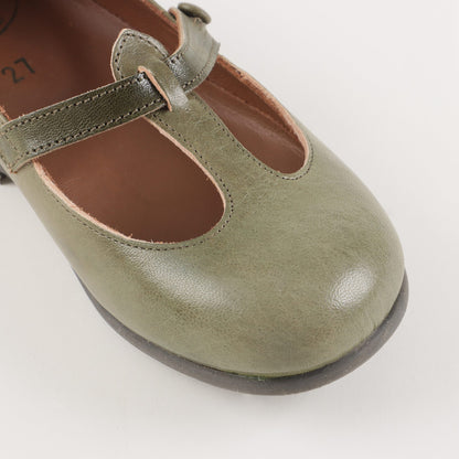 女童绿色皮鞋