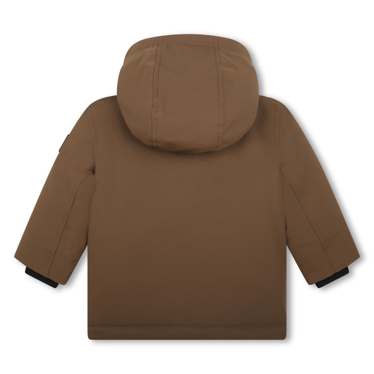 男婴棕色夹克
