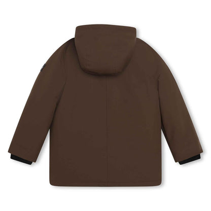 男婴棕色外套