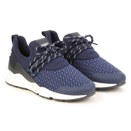 男童蓝色运动鞋