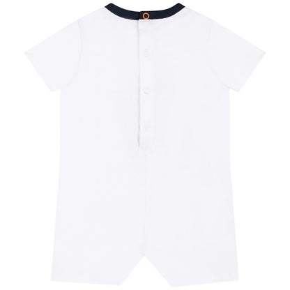 男婴白色连体衣