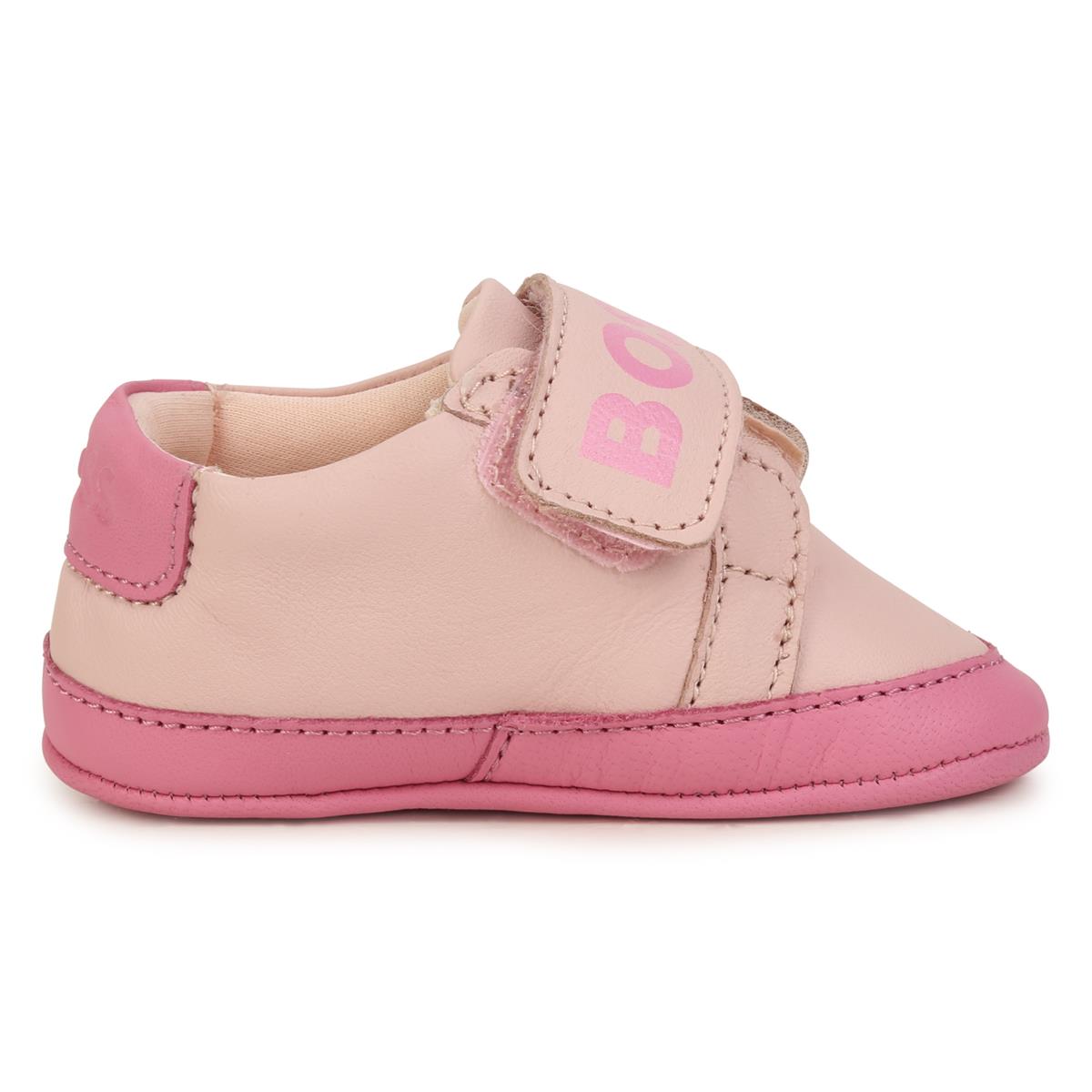 女婴粉色Logo运动鞋