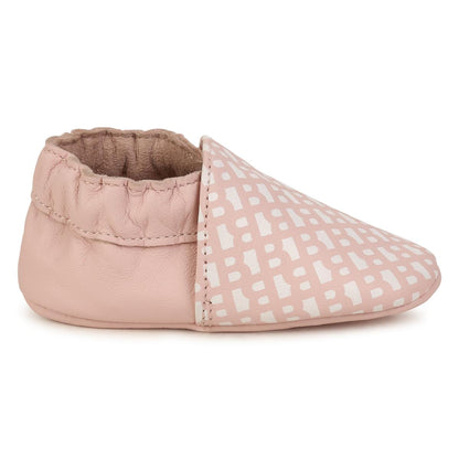 女婴粉色运动鞋