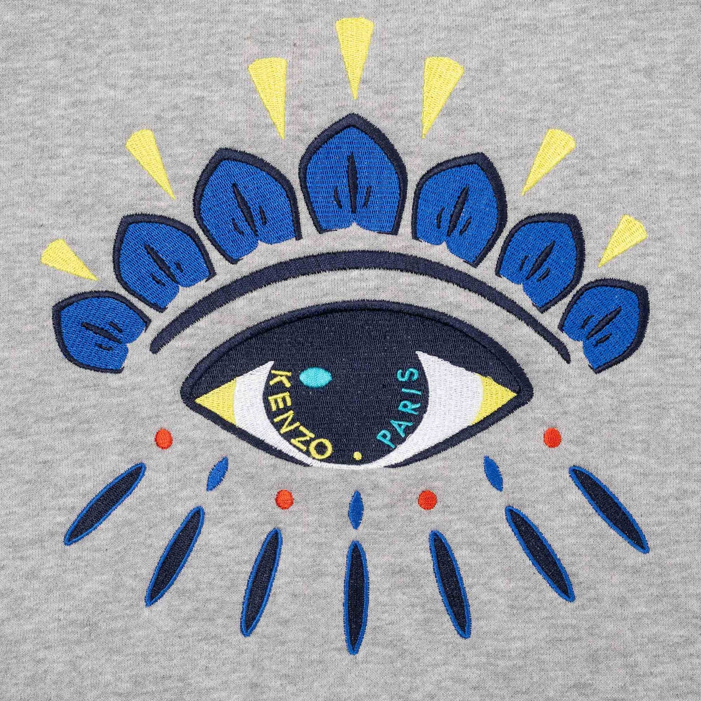 男童灰色眼睛卫衣