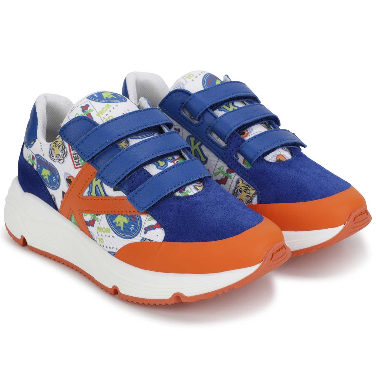 男童蓝色运动鞋