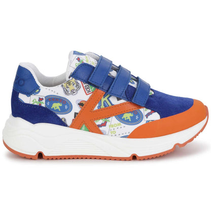 男童蓝色运动鞋