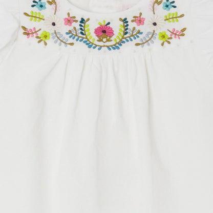 女婴白色刺绣棉连衣裙