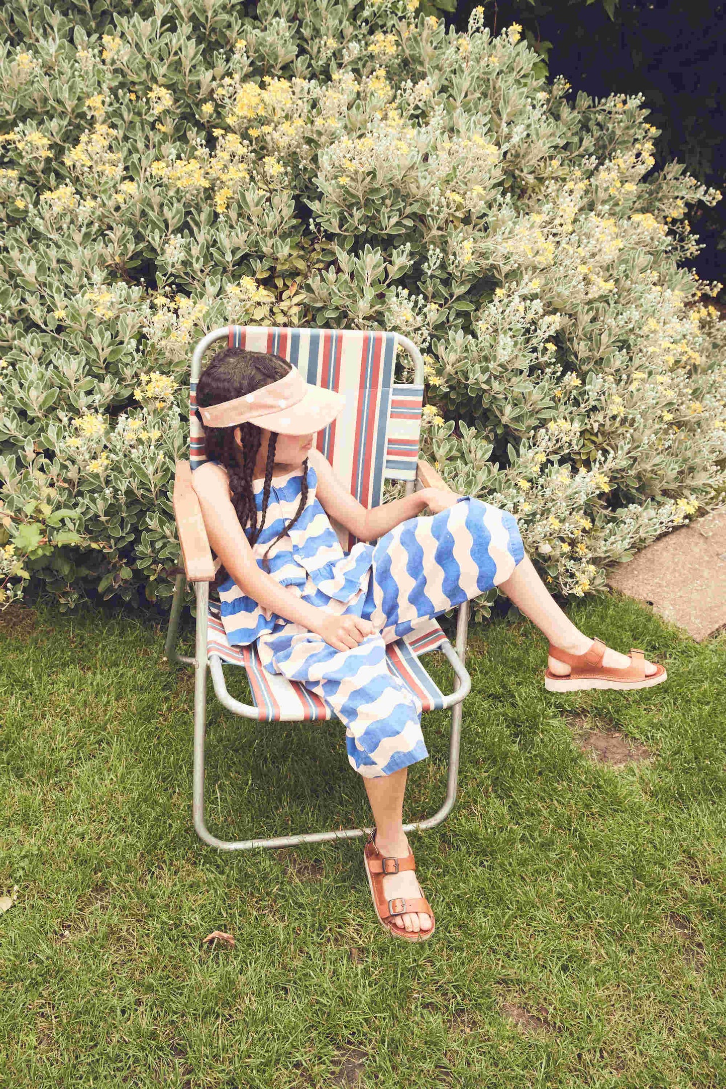 女童蓝色条纹上衣