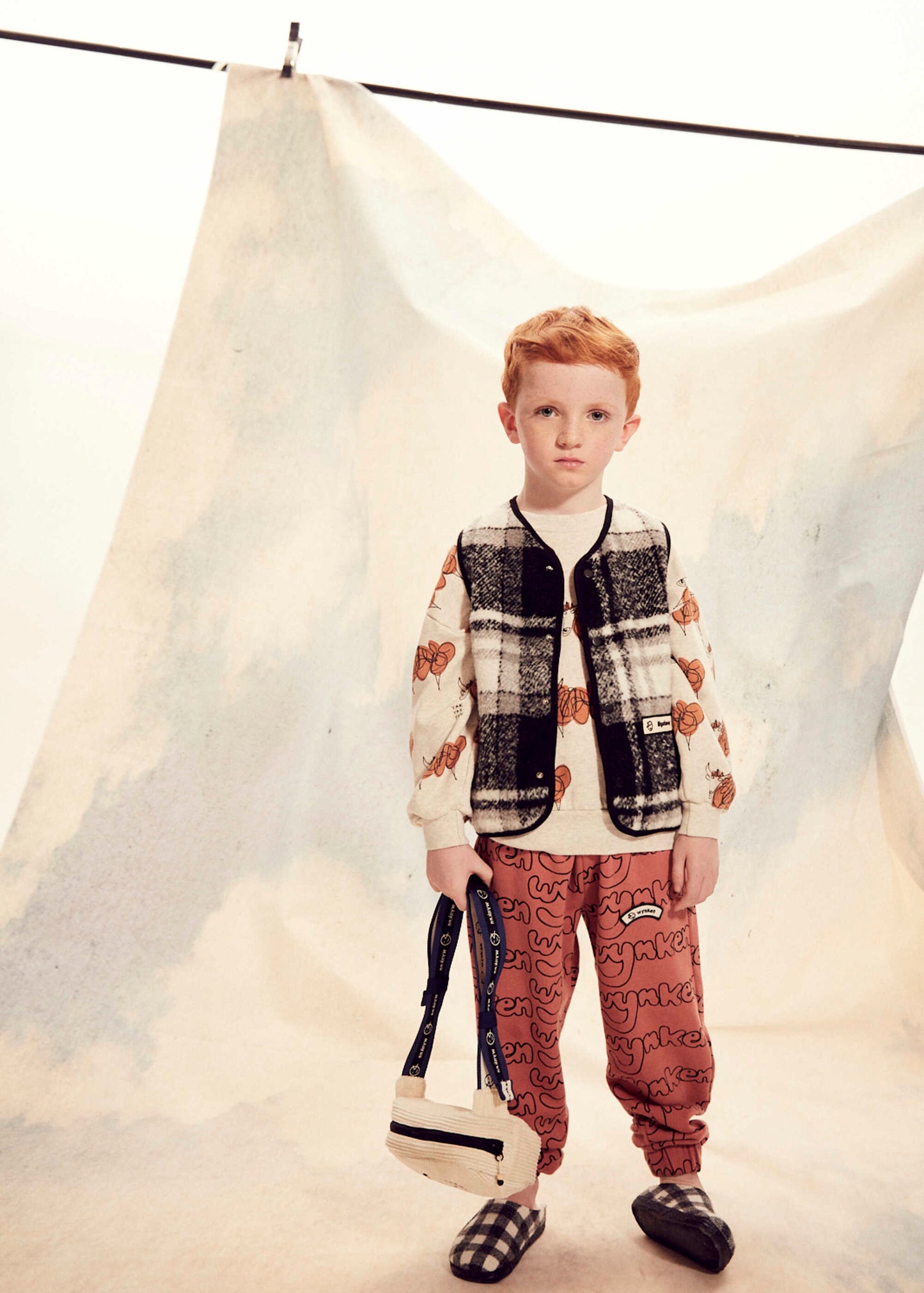 儿童黑色格子马甲