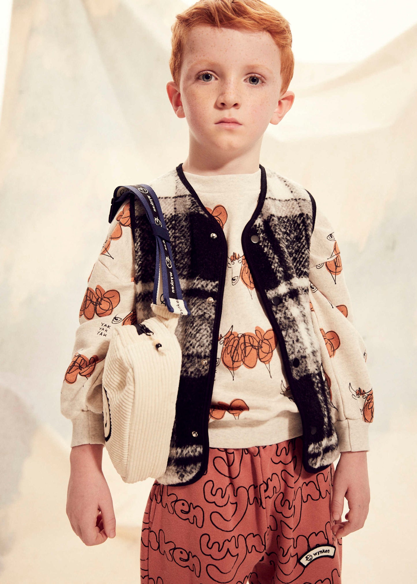 儿童黑色格子马甲