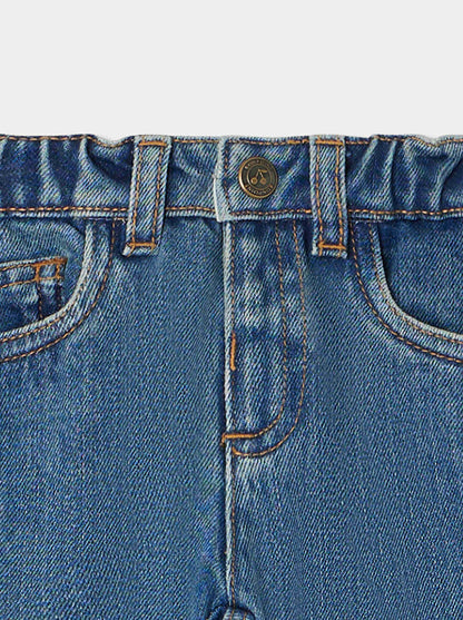 婴儿蓝色牛仔裤