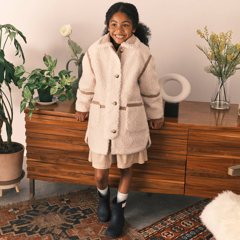 女童象牙白羊羔绒外套