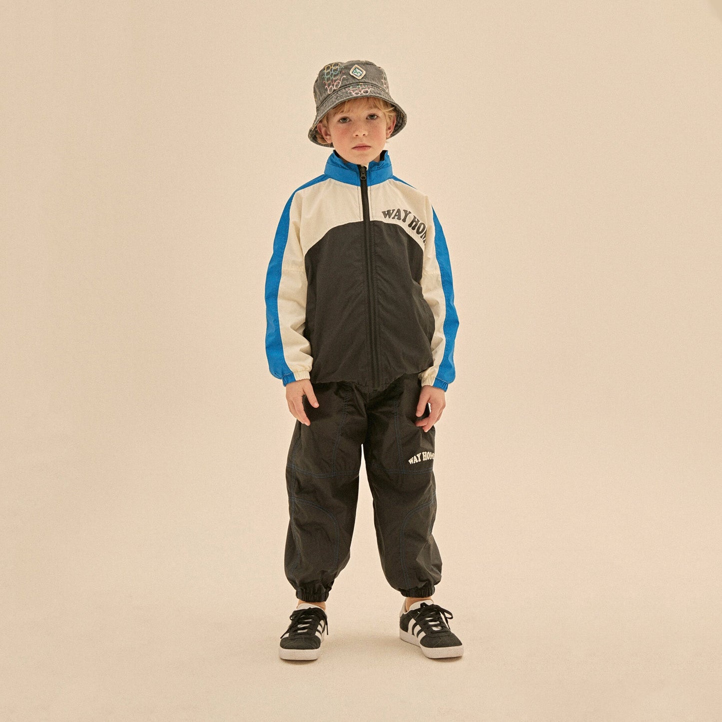 儿童蓝色拉链夹克