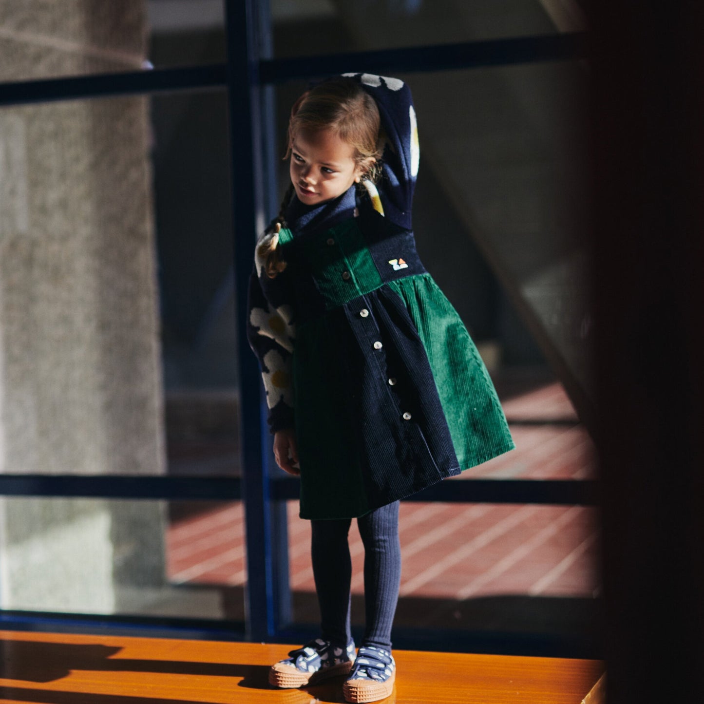 女童绿色灯芯绒连衣裙