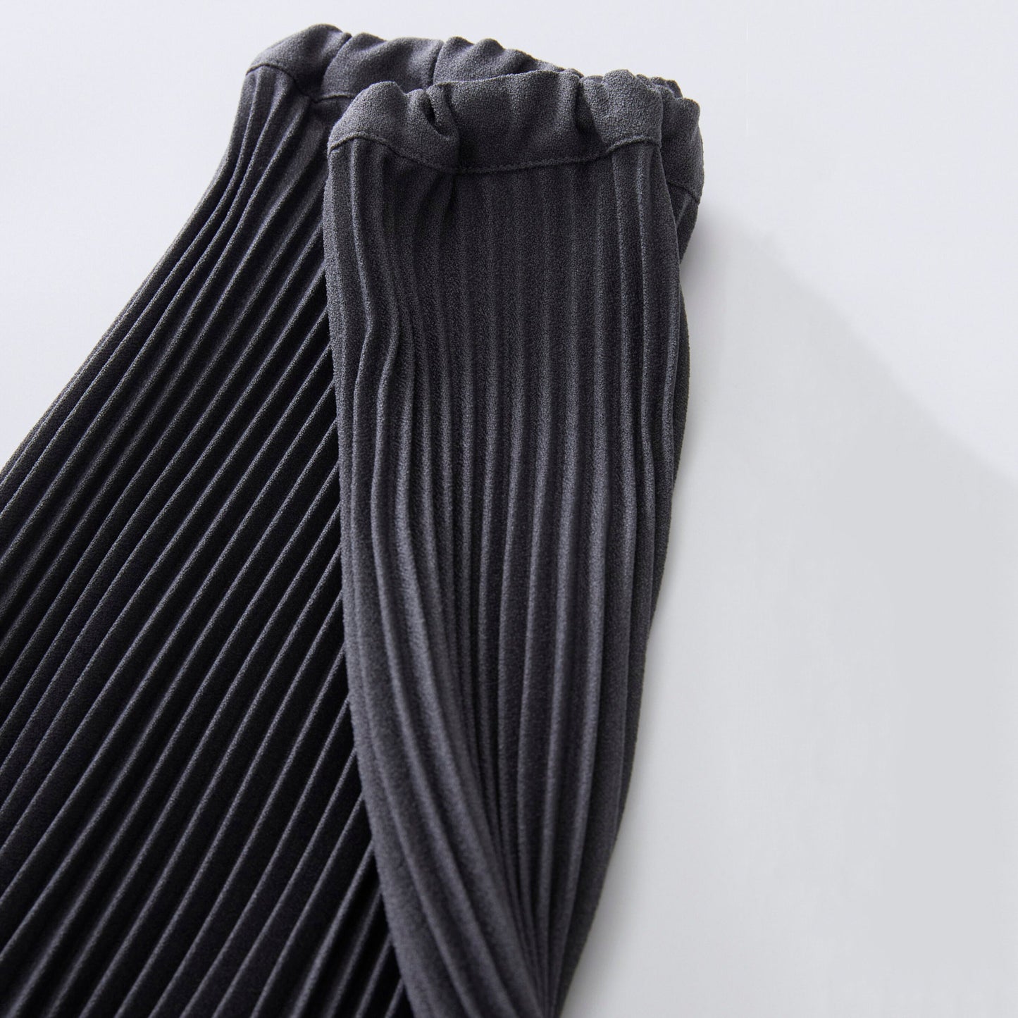 女童木炭色百褶短裙